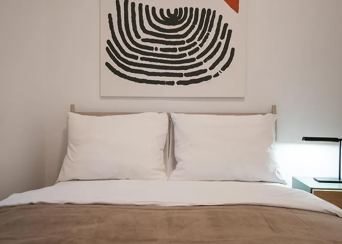 Contemporary 1-bed With Balcony In The Heart Of Apartmán *
